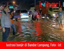 Diguyur Hujan Deras, Kota Bandar Lampung Banjir Lagi, Pemotor Nyaris Hanyut