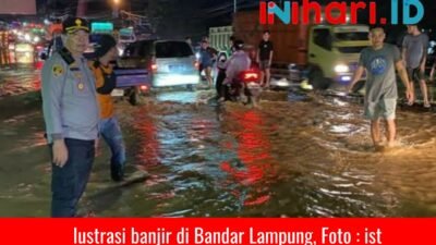 Diguyur Hujan Deras, Kota Bandar Lampung Banjir Lagi, Pemotor Nyaris Hanyut