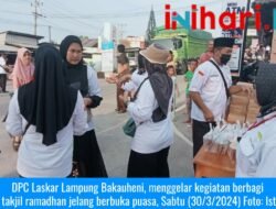 Laskar Lampung Bakauheni Bagikan 250 Paket Takjil Ramadhan ke Pengguna Jalan