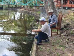 Gabut Pantau Pleno KPU Lamsel, Ketua DPC Demokrat Lamsel Mas Jun isi Dengan Mancing IKan