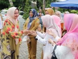 Riana Sari Arinal Inisiasi Gerakan Beli dan Bagi, Ratusan Takjil Dibeli dan Dibagikan ke Masyarakat