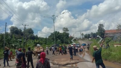 Kesal Jalan Rusak, Puluhan Warga Sukadana Gelar Unjuk Rasa dan Bakar Kembang Api