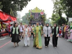 Riana Sari Arinal Hadiri Kirab Budaya, dan Parade Mobil Hias di Mangkunegaran Surakarta