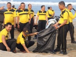 Peringati Hari Bhayangkara Ke-78, Polres Lampung Selatan Gelar Aksi Bersih-Bersih Di Pantai Sanggar