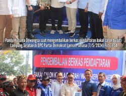 Dikawal Ratusan Pendukungnya, Menantu Zulhas Radityo Egi Pratama dan Petahana Wakil Bupati Pandu Kusuma Dewangsa Kembalikan Berkas Pendaftaran di Penjaringan Partai Demokrat Lamsel