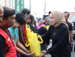 Riana Sari Arinal Berikan Bantuan Sembako dari Program Siger kepada Karyawan Toko, Pedagang dan Pemulung di Sekitar Kediaman Gubernur Lampung 