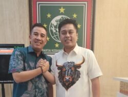 Ketua DPD Hanura Lampung Mukti Shoheh Terlihat Berfoto Berjabat Tangan Dengan Bupati Pesawaran Dendi Ramadhona, Sinyal Nanda-Mukti Berpasangan??