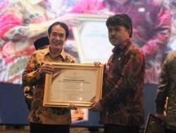 Pj Bupati Pringsewu Marindo Kurniawan Mendapat Anugrah Penghargaan Anubhawa Sasana Desa/Kelurahan Provinsi Lampung Tahun 2024