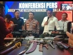 Gerebek Kampung Narkoba, Polisi Tangkap Bandar Sabu dan Temukan Puluhan Sajam