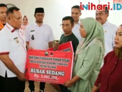 Pemkab Lamsel Serahkan Bantuan Perbaikan Rumah Warga Terdampak Bencana Alam Puting Beliung