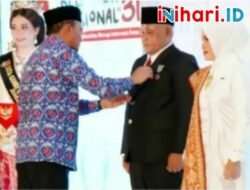 Bupati Lamsel Nanang Ermanto dan Istri Raih Penghargaan Satyalancana Wira Karya dari Presiden Jokowi