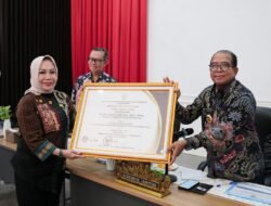 Pj. Gubernur Samsudin Raih Penghargaan atas Kontribusi Membina Pengembangan Teknologi Tepat Guna Inovasi Daerah dari Menteri PDTT Abdul Halim Iskandar
