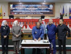 Rapat Paripurna DPRD Lampung, Pj. Gubernur Samsudin dan Ketua DPRD Mingrum Gumay Tandatangani Raperda Pertanggungjawaban Pelaksanaan APBD Lampung 2023