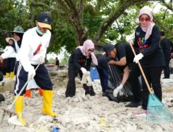 Gercep Respon Laporan Warga Pantai Pasir Putih Viral Banyak Sampah, Hj Winarni Pimpin Aksi Gerot Wisata Bersih-Bersih Pantai