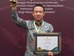 Pj Bupati Pringsewu Marindo Kurniawan Raih Penghargaan Universal Health Coverage 2024  dari Menteri PMK