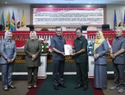 Sekdaprov Fahrizal Serahkan Dokumen Rancangan Perubahan KUA dan PPAS Tahun 2024 serta Rancangan KUA dan PPAS Tahun 2025 kepada Ketua DPRD Mingrum Gumay