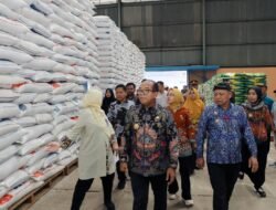 Pj. Gubernur Samsudin Tinjau Pasar Pekalongan Lampung Timur untuk Memastikan Ketersediaan dan Stabilitas Harga Bahan Pokok 