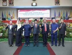 Pj. Gubernur Samsudin Serahkan Dokumen Raperda Perubahan APBD Provinsi Lampung Tahun Anggaran 2024 kepada Ketua DPRD Mingrum Gumay 