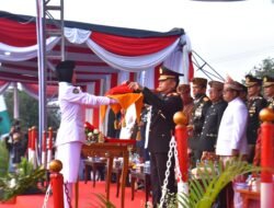 Kapolda Lampung Jadi Inspektur Upacara Penurunan Bendera HUT RI ke-79 di Kota Baru
