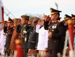 Pj. Gubernur Samsudin Ikuti Upacara Penurunan Bendera dalam Rangka HUT RI ke- 79 di Kota Baru, Upacara Berlangsung Khidmat dan Mendapat Antusiasme Masyarakat Sekitar 