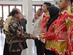 Pj. Gubernur Samsudin Beri Penghargaan Berupa Tali Asih kepada 33 Anggota Paskibraka, Pelatih dan Pamong, yang Bertugas pada Upacara HUT RI ke-79
