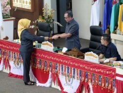 Sekdaprov Fahrizal Sampaikan Jawaban atas Pemandangan Umum Fraksi-Fraksi DPRD terhadap Raperda Perubahan APBD Lampung 2024, Pendapatan Daerah Capai Rp8,561 Triliun