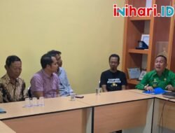 Tak Kunjung Definitif, Warga Tiga Desa Geruduk Kantor Dinas PMK Lamteng