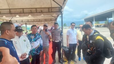 Pj. Gubernur Samsudin Bakar Semangat Atlet Terjung Payung PON XXI Lampung Saat Meninjau Persiapan Para Atlet Tersebut di Bandara Sultan Iskandar Muda Blang Bintang Aceh Besar