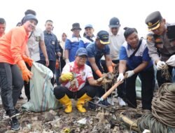 Bersama Masyarakat Lakukan Aksi Bersih-Bersih Pantai di Pantai Payang Panjang, Sukaraja Bandarlampung Begini Permintaan Pj Gubernur Samsudin