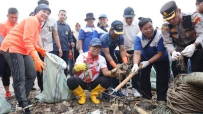 Bersama Masyarakat Lakukan Aksi Bersih-Bersih Pantai di Pantai Payang Panjang, Sukaraja Bandarlampung Begini Permintaan Pj Gubernur Samsudin