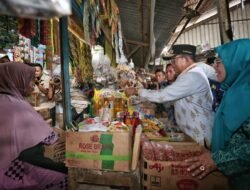 Pj. Gubernur Samsudin Tinjau Harga Bahan Kebutuhan Pokok dan Berdialog dengan Pedagang, di Pasar Gadingrejo Pringsewu