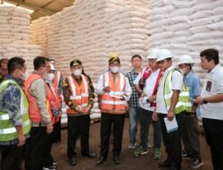 Pj. Gubernur Samsudin Pantau Ketersediaan Pupuk di Gudang Pupuk Lini III GPP Pringsewu, Pastikan Stok Cukup untuk Menjaga Produktivitas Pertanian