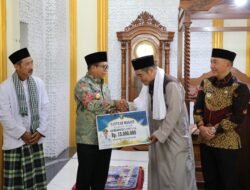 Pj. Gubernur Samsudin Salat Jumat Bersama Masyarakat di Masjid Al Islah Kabupaten Tanggamus