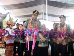 Pj.Gubernur Samsudin Didampingi Ibu Maidawati Resmikan Gedung Baru Pos Kesehatan Desa Tanher Jaya dan Panen Melon Hasil Budi Daya Kelompok Wanita Tani di Kabupaten Tanggamus