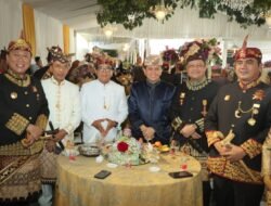 Pj. Gubernur Samsudin dan Ibu Maidawati Menghadiri Acara Begawi Agung Marga Balau, dalam Pernikahan Putra Sulung Komjen Pol.Tomsi Tohir Balaw