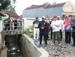 Antisipasi Banjir, Pj. Gubernur Samsudin Didampingi Pj. Walikota Bandar Lampung Budhi Darmawan Meninjau Aliran Sungai di Kelurahan Rajabasa Nunyai, Bandar Lampung