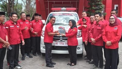 PDIP Lampung Terima Mobil Ambulance dari Pimpinan DPRD Fraksi Banteng. 