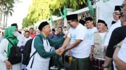 Pj. Gubernur Samsudin Lepas Jalan Sehat Sarungan dalam Rangka Hari Santri 2024, Sekaligus Penyerahan Dokumen Perda 16/2024 tentang Penyelenggaraan Pesantren kepada PWNU Lampung