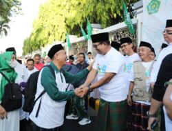 Pj. Gubernur Samsudin Lepas Jalan Sehat Sarungan dalam Rangka Hari Santri 2024, Sekaligus Penyerahan Dokumen Perda 16/2024 tentang Penyelenggaraan Pesantren kepada PWNU Lampung