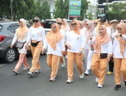 Pj. Penasehat Dharma Wanita Persatuan Provinsi Lampung Ibu Maidawati Retnoningsih Samsudin Lepas Jalan Sehat dalam Rangka Hari Kesehatan Nasional ke-60