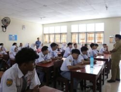 Hari Guru Nasional Tahun 2024, Pj. Gubernur Samsudin Beri Motivasi agar Para Guru Tetap Semangat Beri Karya Terbaik untuk Mencerdaskan Anak Bangsa