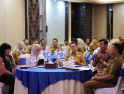 Pj. Sekdaprov Fredy Serahkan Piagam Penghargaan kepada Pemkab/Pemkot yang Berhasil Selesaikan Pengawasan Penyelenggaraan Pemerintahan Daerah Tahun 2023