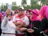 Pj. Gubernur Samsudin dan Ibu Maidawati Ikuti Senam Bersama dalam Rangka Puncak Hari Ibu ke- 96 Tahun 2024