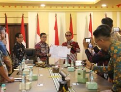 Pj. Sekdaprov Fredy Bersama Pj. Bupati Lampung Barat Nukman Tandatangani Berita Acara Serah Terima Perjanjian Hibah Daerah Tanah Kantor UPTD Pengelolaan Pendapatan Daerah Wilayah XIV Lampung Barat