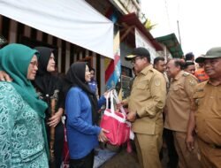 Pj. Gubernur Samsudin Tinjau dan Beri Bantuan Warga Terdampak Banjir di Bandar Lampung dan Pesawaran