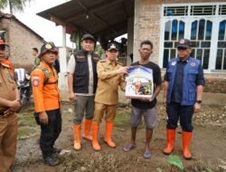 Pj. Bupati Pringsewu Serahkan Bantuan Bagi Warga Terdampak Banjir
