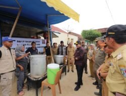 Pj. Gubernur Samsudin Tinjau Rumah Warga Terdampak Banjir dan Serahkan Bantuan sembako di Pekon Sidoharjo, Pringsewu