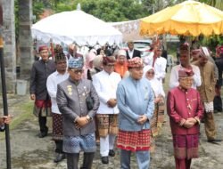 Pj. Gubernur Samsudin dan Ibu Maidawati Terima Gelar Adat Pangeran Sejati dan Pangeran Permaisuri dari Majelis Penyimbang Adat Lampung 