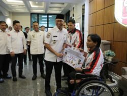 Gubernur Lampung RMD Berikan Bonus untuk Dua Atlet Disabilitas Pemenang  Ajang Pekan Paralimpiade Nasional XVII Tahun 2024