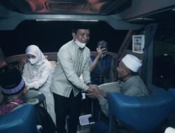 Jamaah Haji Pringsewu Kloter Pertama Tiba di Lampung, Disambut Langsung Bupati